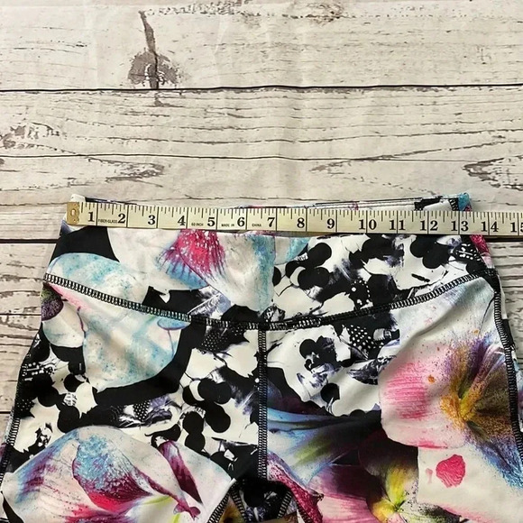 Apana Floral Capri Leggings - Picture 9 of 9